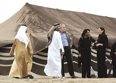 محمد بن زايد يخرج بوش من رسمية الزيارة إلى قلب صحراء أبوظبي. 1