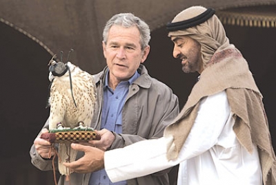 محمد بن زايد يخرج بوش من رسمية الزيارة إلى قلب صحراء أبوظبي. 3