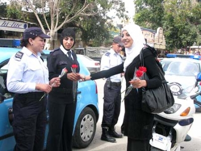 الشرطة الفلسطينية تحتفل بعيد الحب في الضفة .. شاهد الصور 2