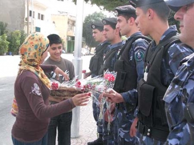 الشرطة الفلسطينية تحتفل بعيد الحب في الضفة .. شاهد الصور 3