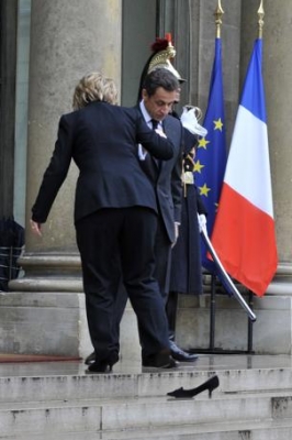 هيلاري كلينتون تفقد حذائها وتسير حافية وهي تقابل ساركوزي 5