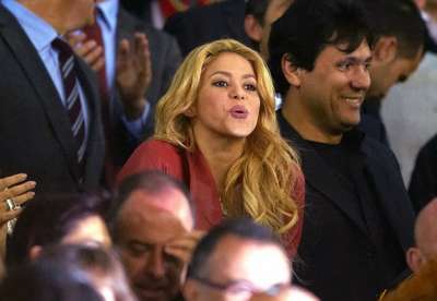 شاكيرا تواسي بيكي بـ "القُبل والاحضان" بعد الخسارة أمام ريال مدريد 2557773245