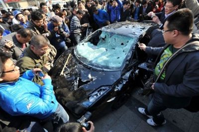 رجل أعمال صيني يحطم سيارته الامبورجيني - فيديو 3901141907