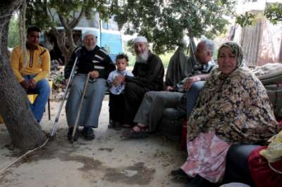 بالصور.. فلسطيني يعيش في حافلة تالفة 3909760737