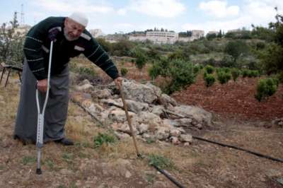 بالصور.. فلسطيني يعيش في حافلة تالفة 3909760740