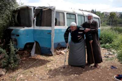 بالصور.. فلسطيني يعيش في حافلة تالفة 3909760750