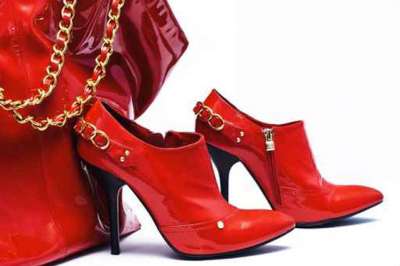 الحذاء الأحمر موضة هذا الشتاء  3909784288