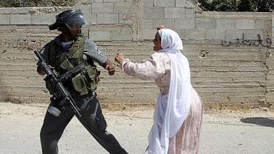 بالصور.. نساء يضربن جنود الاحتلال بأحذيتهم 3909821707