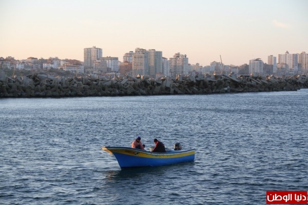 شاهد بالصور .. بـ"30 شيكل" : رحلة بحرية وسط بحر غزة .. المواطنون يهربون للبحر .. وأدوات الأمان والسلامة متوفرة 3909921009