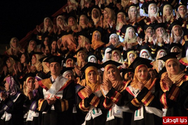 شاهد بالصور ..حفل تخريج فوج الإستقلال من جامعة الأزهر بمدينة غزة منقول 3910036721