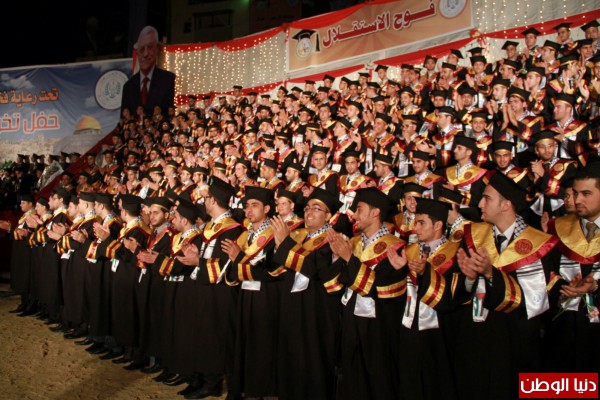 شاهد بالصور ..حفل تخريج فوج الإستقلال من جامعة الأزهر بمدينة غزة منقول 3910036904