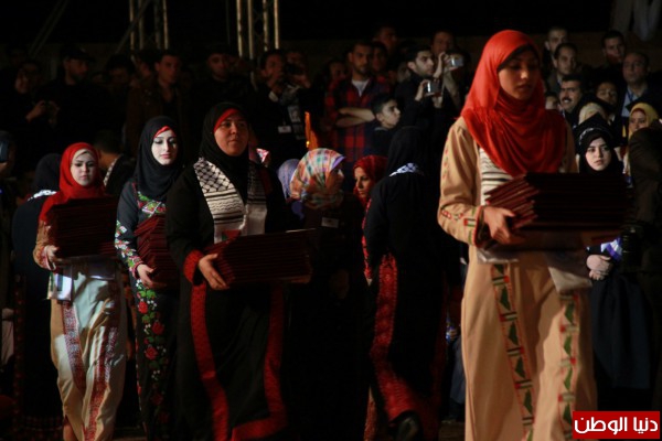 شاهد بالصور ..حفل تخريج فوج الإستقلال من جامعة الأزهر بمدينة غزة منقول 3910036947