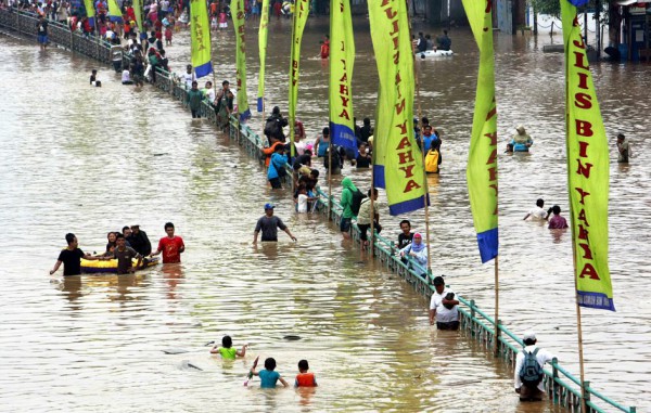 فيضانات اندونيسيا 3910315176