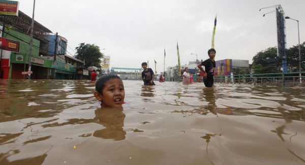 فيضانات اندونيسيا 3910315178