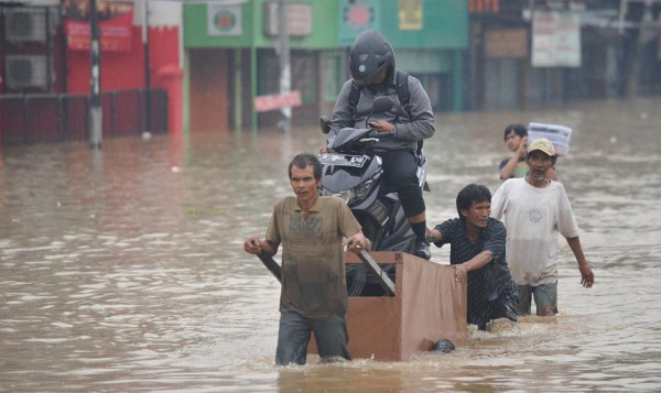 فيضانات اندونيسيا 3910315186