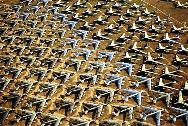 أكبر مقبرة للطائرات في صحراء توسون بولاية أريزونا الاميركية   3910343494