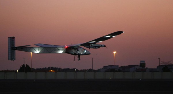 طائرة تعمل على الطاقة الشمسية في سماء أبو ظبي  3910375959