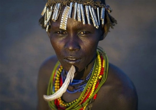 قبيلة إثيوبية تحول القمامة إلى قبعات جميلة 3910477924