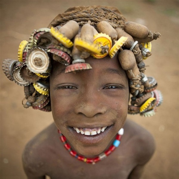 قبيلة إثيوبية تحول القمامة إلى قبعات جميلة 3910477929
