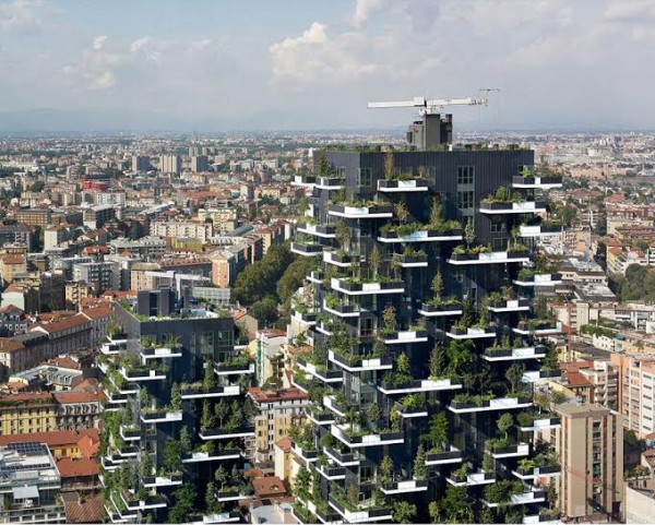 إيطالي يبني برجاً سكنياً تغطيه الأشجار بالكامل 3910513509