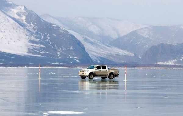 بحيرة متجمدة بفعل إنخفاض درجة الحرارة في روسيا 3910575717