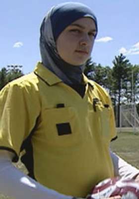 كندا: طرد مسلمة من فريق كرة القدم بسبب.. الحجاب 9998298467