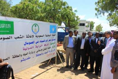 الحملة السعودية لإغاثة الشعب الصومالي تبدأ مشروعها لحفر 150 بئراً ‏ 9998326063