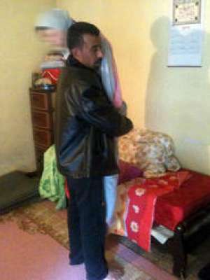 جزائري يحمل زوجته المريضة على كتفيه منذ 5 سنوات 9998326954