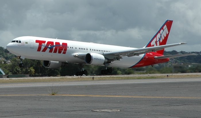 [Brasil] TAM serve sanduíches clássicos nos voos da Super Ponte  Tam_a330_9