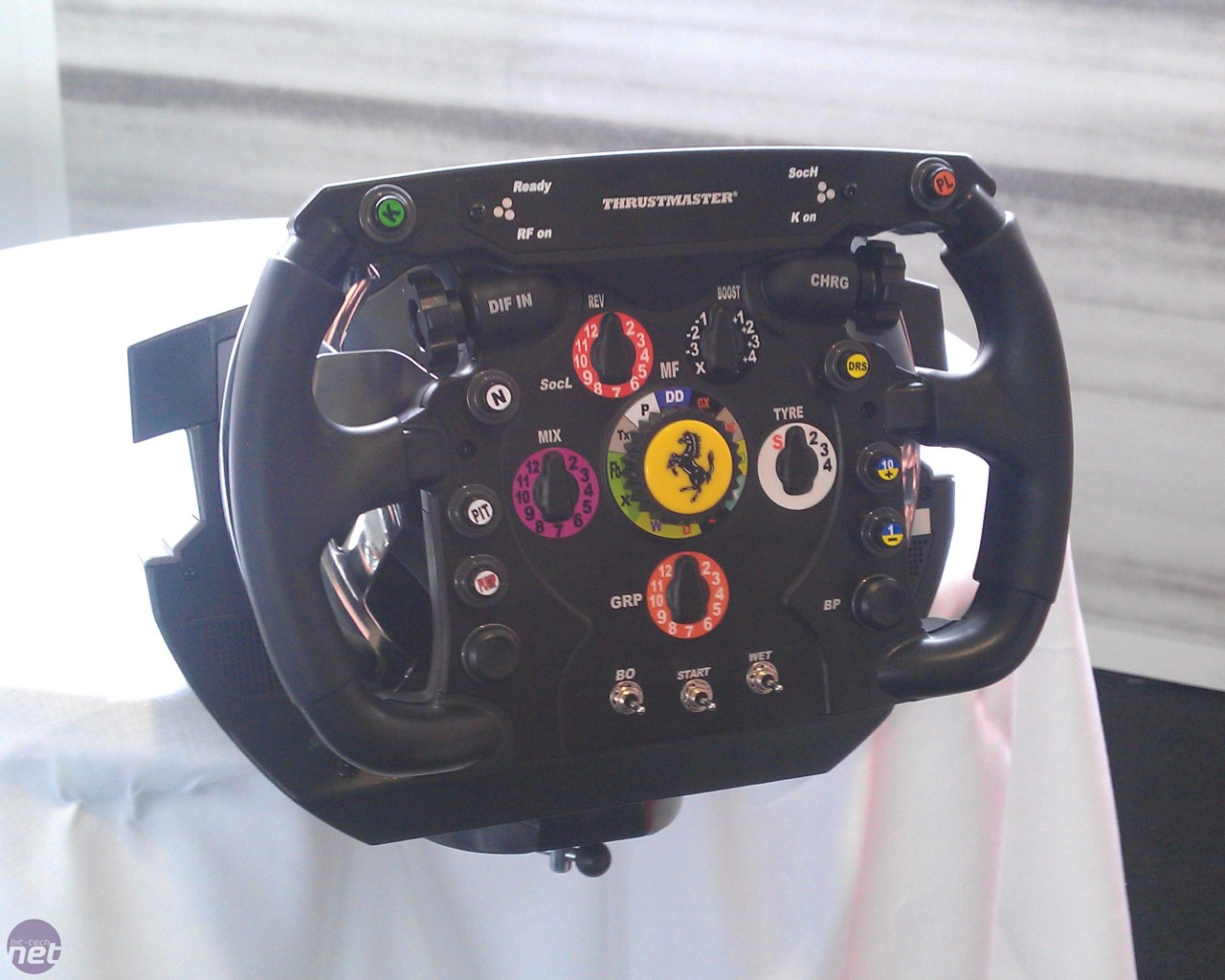 Presentacion oficial volante Thrusmaster F1 Whell Thrust-l-2