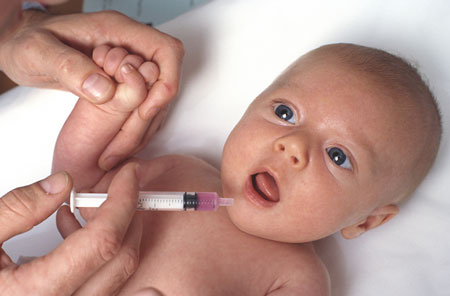 6 ملاحظات يجب أن تعرفيها عن أدوية الأطفال 0baby-having-medicine