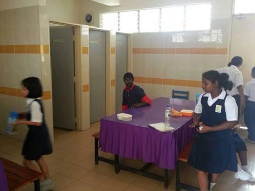 صورة..طلاب ماليزيون يضطرون للأكل بالحمام برمضان 0eeee