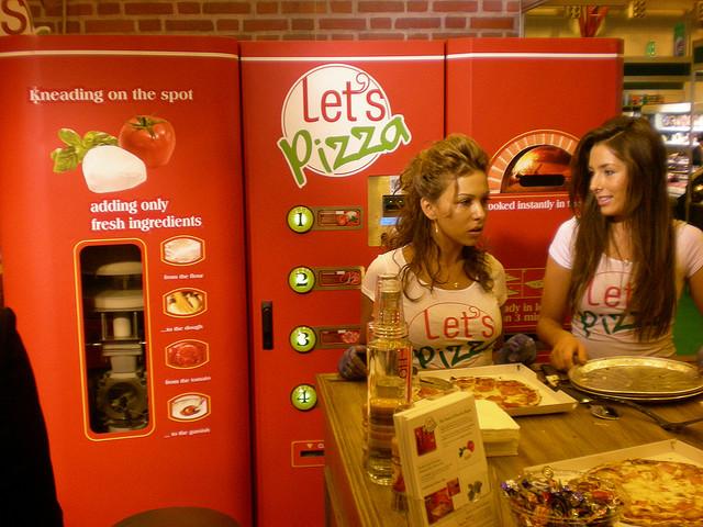  آلة مبتكرة لبيع وتحضير البيتزا في إيطاليا 0Lets-Pizza-machine-making-Pizza-7