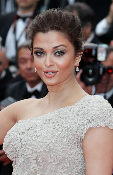 Aishwarya تخطف الاضواء في مهرجان كان 4