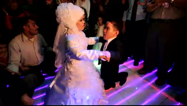 بالفيديو: سهرة اجمل عروسين قزمين بالاردن Dm2l7