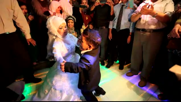 بالفيديو: سهرة اجمل عروسين قزمين بالاردن Rwrwr