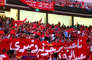 الأهلي يحول تأخره مرتين الى تعادل مع الزمالك ويقترب من اللقب في مصر 29520-fans__51