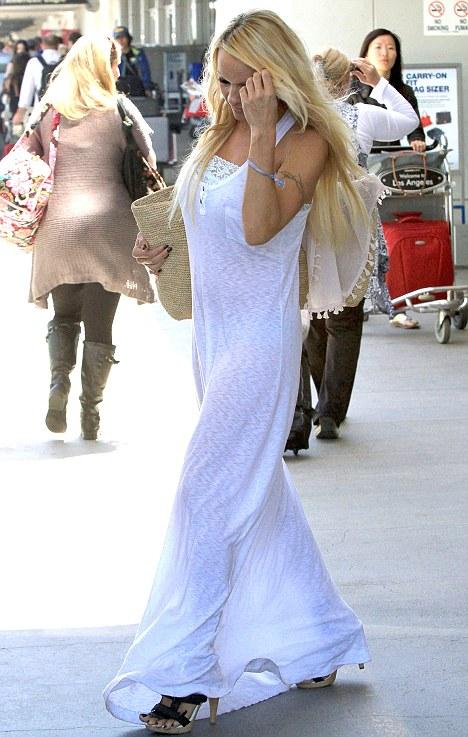 Pamela Anderson في فستان يكشف كل شيء  Dfd_46794