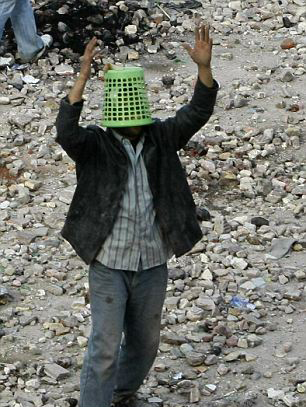 هكذا يحمي المتظاهرون المصريون رؤوسهم من الحجارة 2