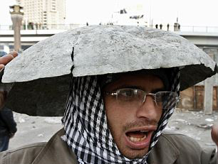 هكذا يحمي المتظاهرون المصريون رؤوسهم من الحجارة 3