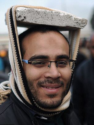 هكذا يحمي المتظاهرون المصريون رؤوسهم من الحجارة 4