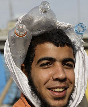 كيف يحمي المتظاهرون المصريون رؤوسهم من الحجارة شوف الصور 7