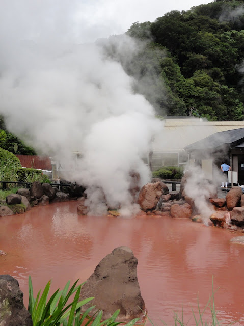 مدينة الجحيم في اليابان.. ماء يغلي وبخار يتصاعد Banatzayed-Beppu-Jigoku