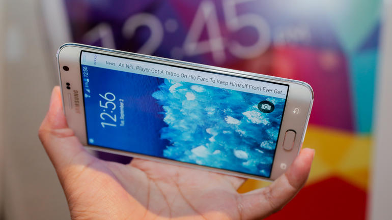 استعراض للهاتف Samsung Galaxy Note Edge بشاشة منحنية الأطراف 1298027078