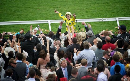 THE Emirates MELBOURNE Cup Lp-cup1_20111101154754214602-420x0