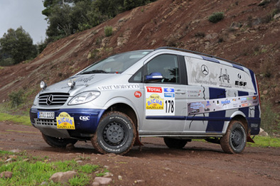 Le Rallye des Gazelles S1-Rallye-des-Gazelles-2009-un-Mercedes-Viano-dans-la-course-35920