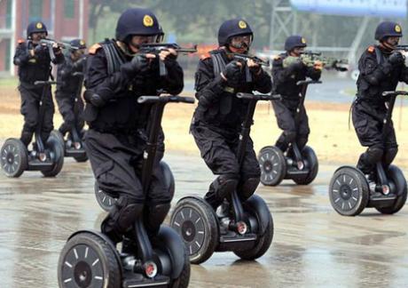 Photos Choc | Photos Drôles | Photos Insolites - Page 4 S0-Photo-insolite-du-jour-les-policiers-chinois-en-Segway-40690