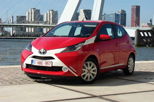 2014 - [Citroën/Peugeot/Toyota] C1 II/108/Aygo II - Page 29 S7-Essai-video-Toyota-Aygo-X-clusivement-citadine-324202