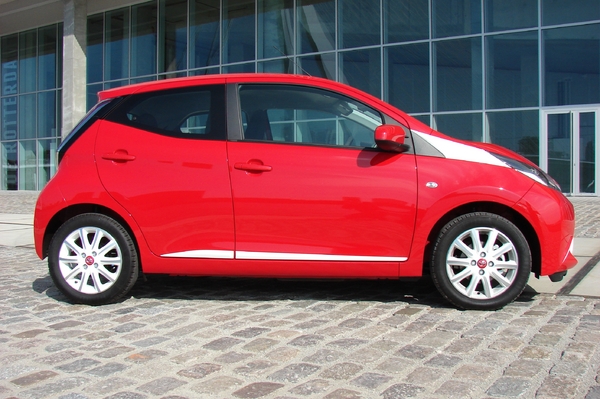 2014 - [Citroën/Peugeot/Toyota] C1 II/108/Aygo II - Page 29 S7-Essai-video-Toyota-Aygo-X-clusivement-citadine-324216