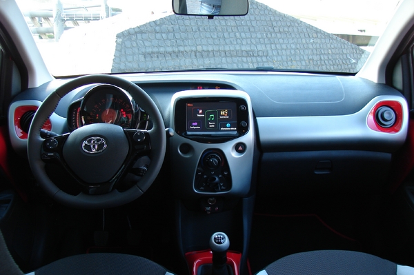 2014 - [Citroën/Peugeot/Toyota] C1 II/108/Aygo II - Page 29 S7-Essai-video-Toyota-Aygo-X-clusivement-citadine-324227